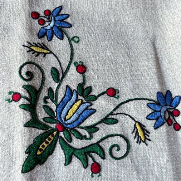 Polish Kaszuby Traditional Embroidered Floral Linen Square Tablecloth - Picture 4 of 7